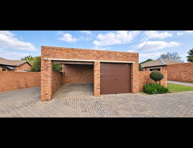 3 BEDROOM TOWNHOUSE FOR SALE IN HEUWELSIG ESTATE